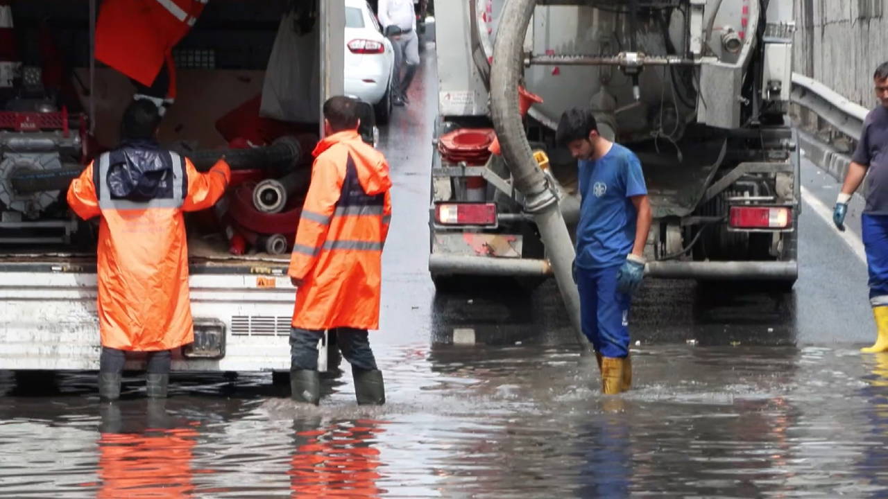 Güngören’de alt geçidi su bastı: Araç kuyruğu oluştu